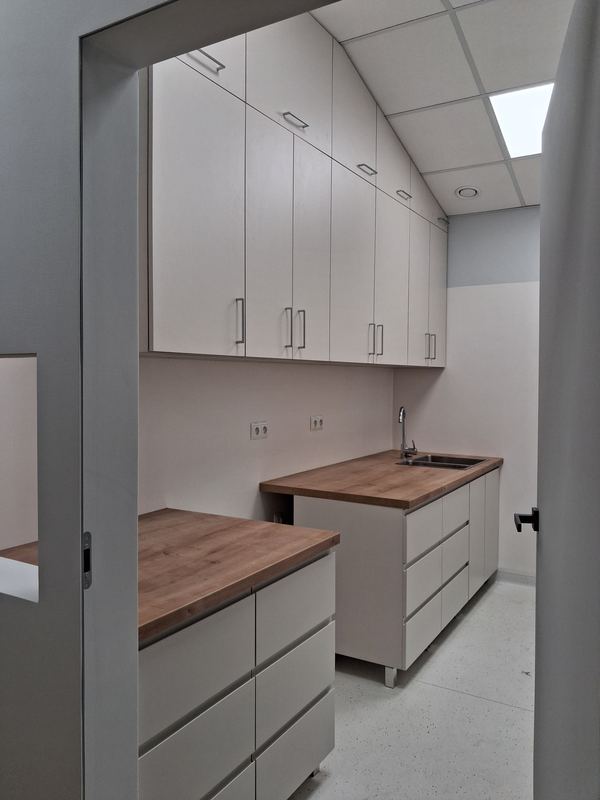Jasna zabudowa kuchenna z drewnianym blatem